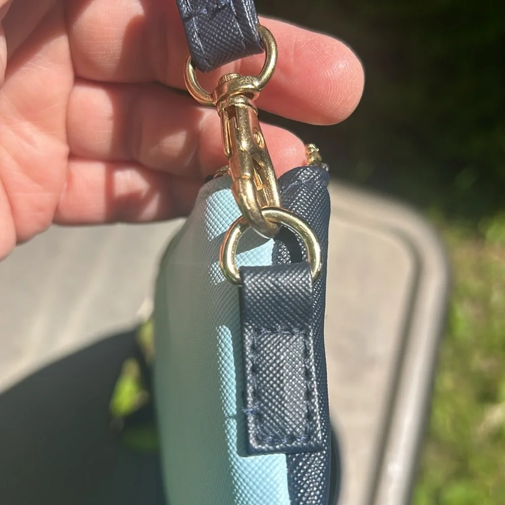 Scout 2 toned blue crossbody purse. Detachable strap/ adjustable strap. Zip top - Picture 7 of 8